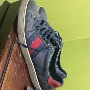 8.5 Gucci sneaker . First come first serve . Still have some life in them